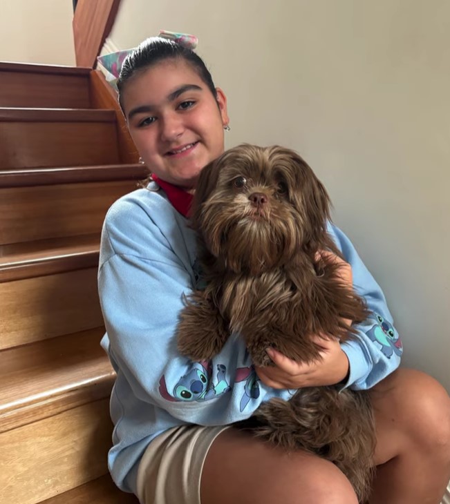 Natalia con su cachorro.